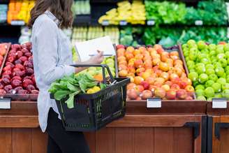 Frutas e verduras, cozidas ou cruas, estão entre os alimentos indicados