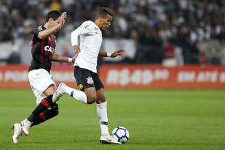 Pedrinho domina a bola pelo Corinthians