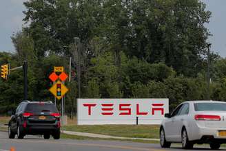 Carros passam por fábrica da Tesla, nos Estados Unidos. 2/08/2018. REUTERS/Brendan McDermid