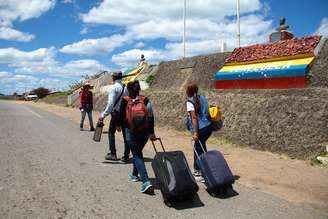 Venezuelanos atravessam a fronteira com o Brasil em Roraima