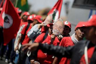 Simpatizantes do ex-presidente Luiz Inácio Lula da Silva realizam marcha em Brasília
14/08/2018
REUTERS/Ueslei Marcelino