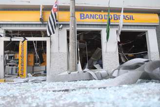 Explosão destruiu uma agência do Banco do Brasil na madrugada desta quarta-feira (15)