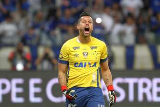 Fábio pegou três pênaltis contra o Santos e garantiu classificação do Cruzeiro