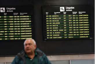 Painel de voos do aeroporto Jorge Chavez em Callao, no Chile, com voo cancelado