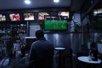 Jogo no televisor nos bares de São Paulo enquanto ocorre o debate entre os presidenciáveis 