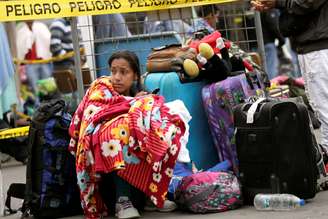 Migrante venezuelana espera em fila para registrar sua entrada no Equador em Tulcan 19/08/2018  REUTERS/Luisa Gonzalez