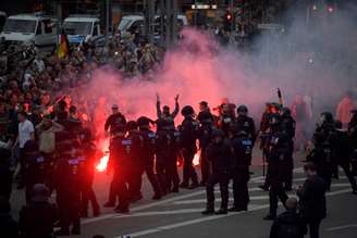 Manifestantes de direira durante protesto em Chemnitz
 27/8/2018    REUTERS/Matthias Rietschel 