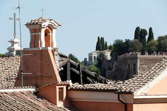 Parte de teto que desabou em igreja de Roma
30/08/2018 REUTERS/Alessandro Bianchi