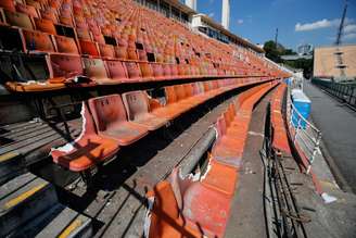 De acordo com a administração do estádio, 100 cadeiras foram danificadas