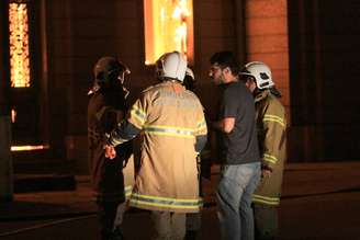 Bombeiros trabalham no incêndio do Museu Nacional