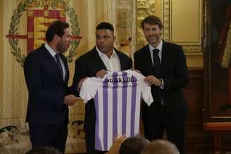 Ronaldo Fenômeno recebe camisa do Valladolid, clube do qual é dono