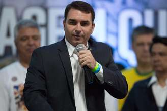 Filho do presidenciável, Flávio Bolsonaro afirmou que pessoas próximas ao candidato temiam ataque