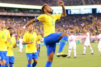 Neymar comemora segundo gol do Brasil