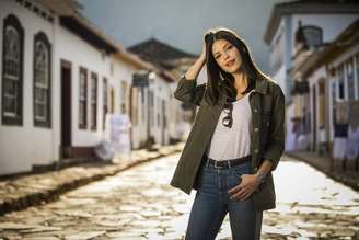 Personagem de Vitória Strada fica entre o presente e o passado em 'Espelho da Vida'