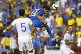 Marquinhos sobe mais que a defesa salvadorenha e marca o quinto gol do Brasil