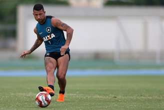Léo Valencia em treino (Foto: Vitor Silva/SSPress/Botafogo)