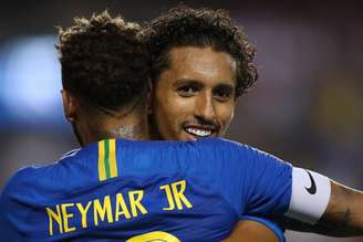 Marquinhos comemora com Neymar o seu gol, o quinto do Brasil (Foto: Lucas Figueiredo/CBF)
