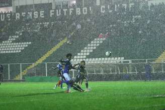 Figueirense e São Bento empatam em jogo que terminou antes por causa da chuva