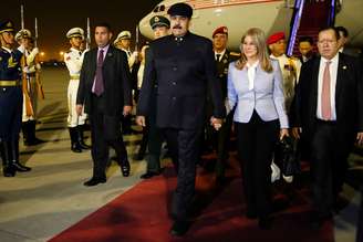 Presidente da Venezuela, Nicolás Maduro, desembarca em Pequim ao lado da mulher, Cilia Flores 13/09/2018 Palácio Miraflores/Divulgação via Reuters
