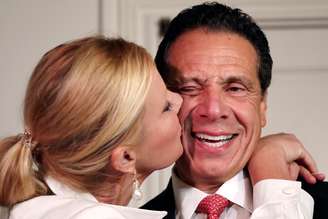Governador de NY, Andrew Cuomo, é beijado pela namorada, Sandra Lee, após registrar voto na primária democrata para o governo do Estado de Nova York 13/09/2018 REUTERS/Mike Segar
