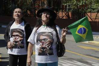 Apoiadores com camisas de Bolsonaro em frente ao Hospital Albert Einstein, em São Paulo