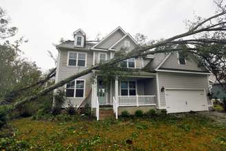 Árvore cai sobre uma casa após passagem da tempestade Florence em Belville, Carolina do Norte