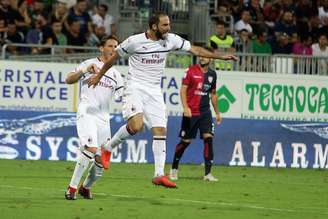 Gonzalo Higuain comemora seu gol no jogo (Cagliari x Milan)