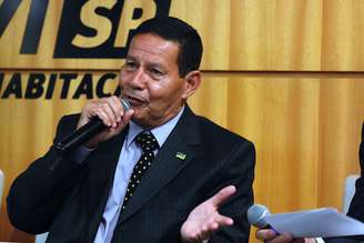 O general Hamilton Mourão, candidato à vice-presidência, afirmou que é preciso 'relevar' a fala de Jair Bolsonaro