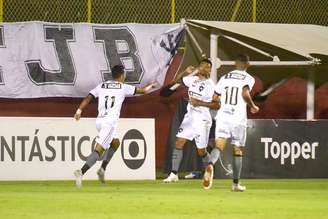 Jogadores do Botafogo comemoram gol