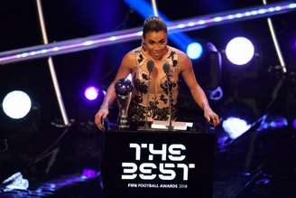 Marta com o sexto prêmio no palco (Foto: AFP)