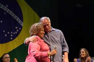 Ciro Gomes publicou imagem abraçado com Alcione
