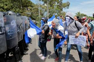 Manifestantes confrontam policiais durante protesto contra presidente da Nicarágua, Daniel Ortega, em Manágua 23/09/2018 REUTERS/Oswaldo Rivas