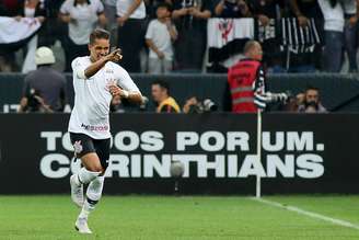 Pedrinho, do Corinthians, comemora após marcar gol na partida contra o Flamengo