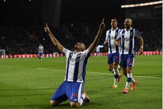 Tiquinho Soares marca o gol da vitória do Porto sobre o Tondela (Foto: FRANCISCO LEONG / AFP)