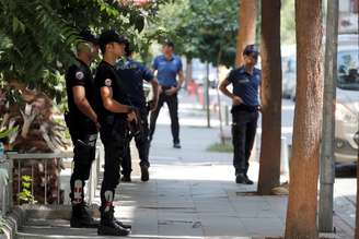 Policiais patrulham casa do pastor norte-americano Andrew Brunson em Izmir, na Turquia 20/08/2018 REUTERS/Osman Orsal 