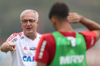 Lucas Paquetá, de costas, ouve as instruções de Dorival Júnior (Foto: Gilvan de Souza/Flamengo)