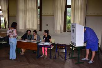 Movimentação de eleitores na Escola Estadual Carlos Gomes, em Campinas (SP) neste domingo (7)