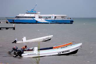 Homem empurra barco enquanto tempestade tropical Michael se aproxima de Cancún, no México 07/10/2018 REUTERS/Israel Leal