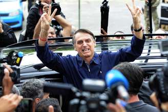 Jair Bolsonaro chega para votar na Escola Municipal Rosa da Fonseca, na Vila Militar, no Rio de Janeiro (RJ)