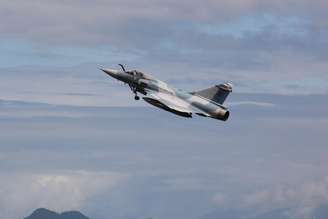 Aposentado, caça Mirage 2000 decola da base aérea de Anápolis rumo ao Museu da Força Aérea, no Rio de Janeiro, em 2013