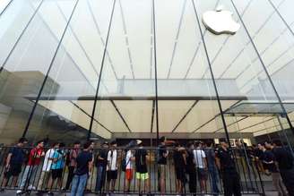 Pessoas fazem fila em loja da Apple na China para adquirir os novos iPhones da companhia. 21/09/2018.   REUTERS/Stringer.