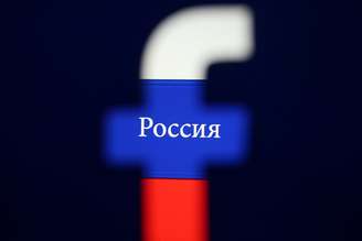 Logotipo do Facebook impresso em 3D  é visto em frente a uma bandeira russa 3/09/ 2018. REUTERS/Dado Ruvic/Illustration - 
