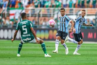 Thiago Santos estava pendurado e desfalca o Palmeiras contra o Ceará (Foto: LUCAS UEBEL/GREMIO FBPA)