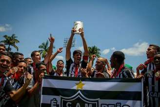 Os meninos do Galo comemorando mais um troféu- Pedro Souza / Atlético-MG