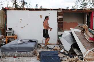 Gabriel Schaw em meio a destroços de casa na Flórida após passagem de furacão Michael 15/10/2018  REUTERS/Terray Sylvester