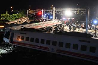 Equipes de resgate fazem buscas em trem descarrilado em Taiwan
REUTERS/Lee Kun Han