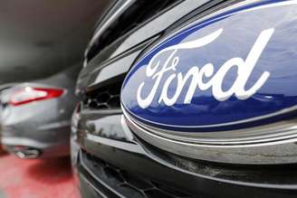 Logo da Ford em veículo da marca em concessionária 24/07/2013 REUTERS/Jonathan Ernst