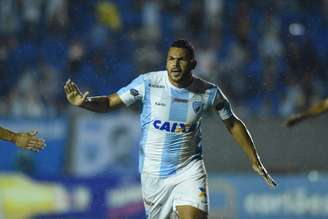 Carlos Henrique comemora gol na vitória do Londrina sobre o Vila Nova