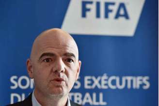 O presidente da Fifa, Gianni Infantino, anunciou a decisão (Foto: Christophe Archambault / AFP)