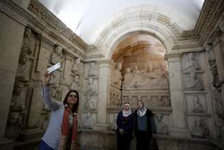 Visitante tira fotos durante reabertura do Museu Nacional de Damasco, na Síria 28/10/2018 REUTERS/Omar Sanadiki